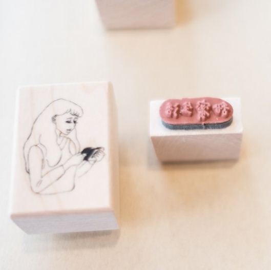La Dolce Vita Rubber Stamp - Reading Girl